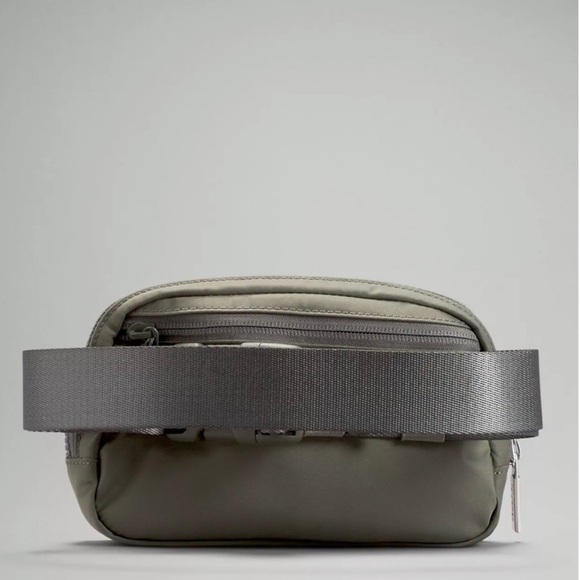 Lululemon Everywhere Belt Bag 1L Grey Sage - Picture 2 of 10